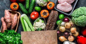 Bolsa de papel de supermercado con verduras orgánicas frescas, frutas, carne.