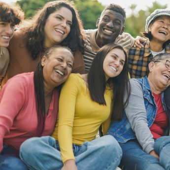 Grupo diverso de personas adultas sonriendo